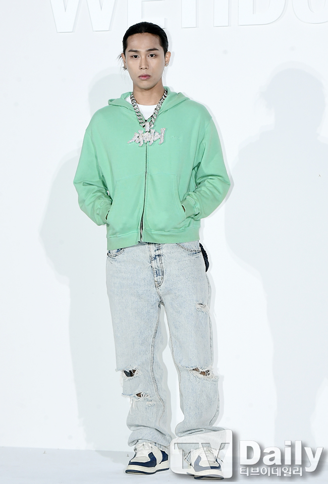노란 수영복에 섹시한 몸매 어필하는 존예 처자