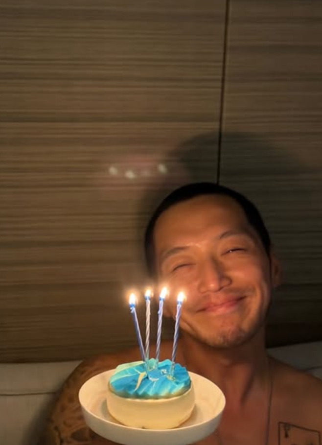 노란 수영복에 섹시한 몸매 어필하는 존예 처자