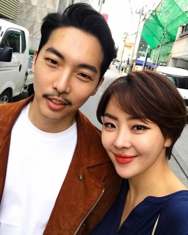 노란 수영복에 섹시한 몸매 어필하는 존예 처자