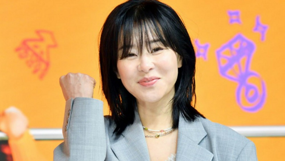 노란 수영복에 섹시한 몸매 어필하는 존예 처자