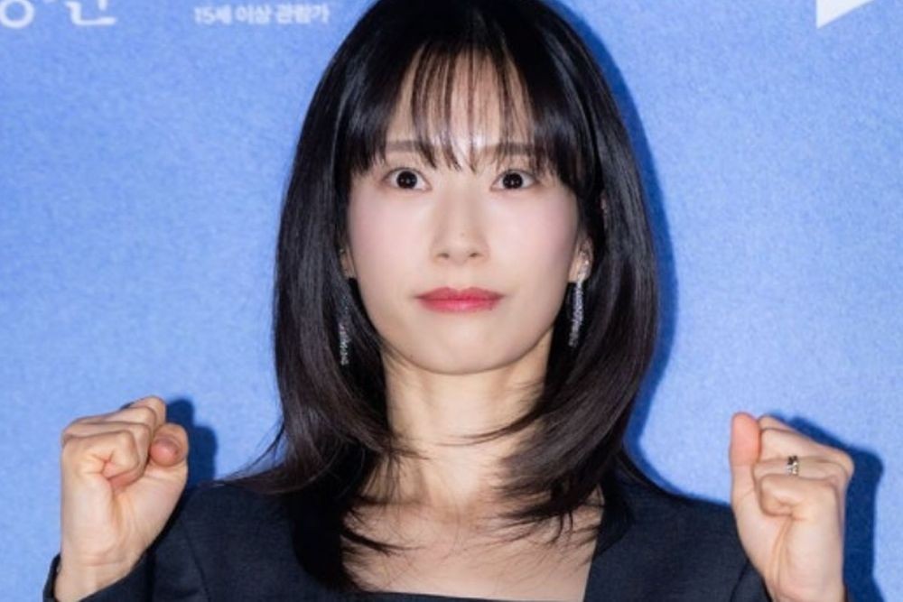 노란 수영복에 섹시한 몸매 어필하는 존예 처자