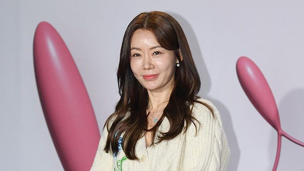 노란 수영복에 섹시한 몸매 어필하는 존예 처자