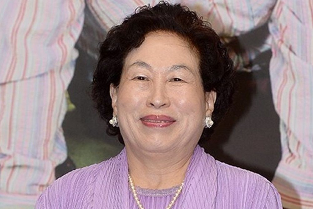 노란 수영복에 섹시한 몸매 어필하는 존예 처자
