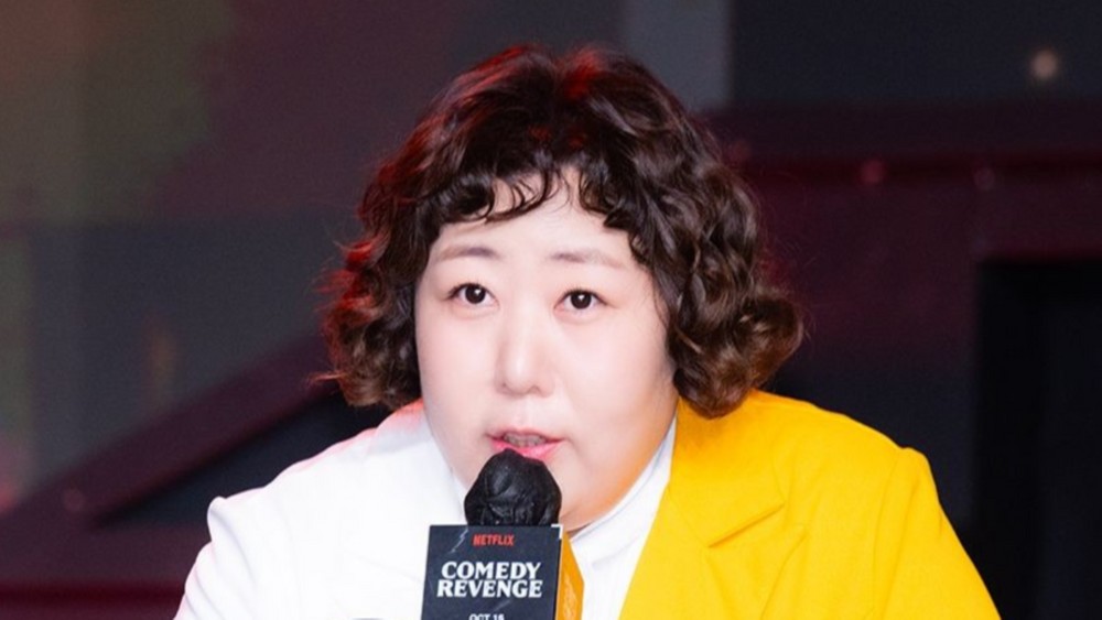노란 수영복에 섹시한 몸매 어필하는 존예 처자