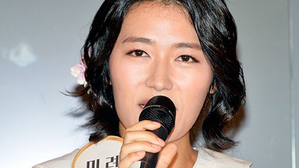 노란 수영복에 섹시한 몸매 어필하는 존예 처자