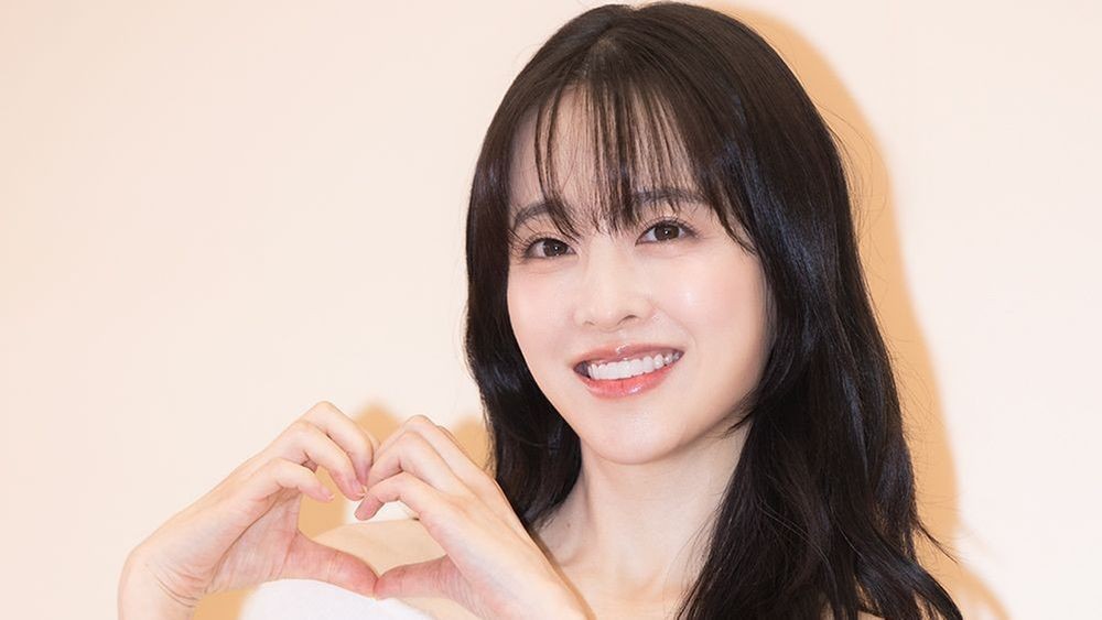 노란 수영복에 섹시한 몸매 어필하는 존예 처자