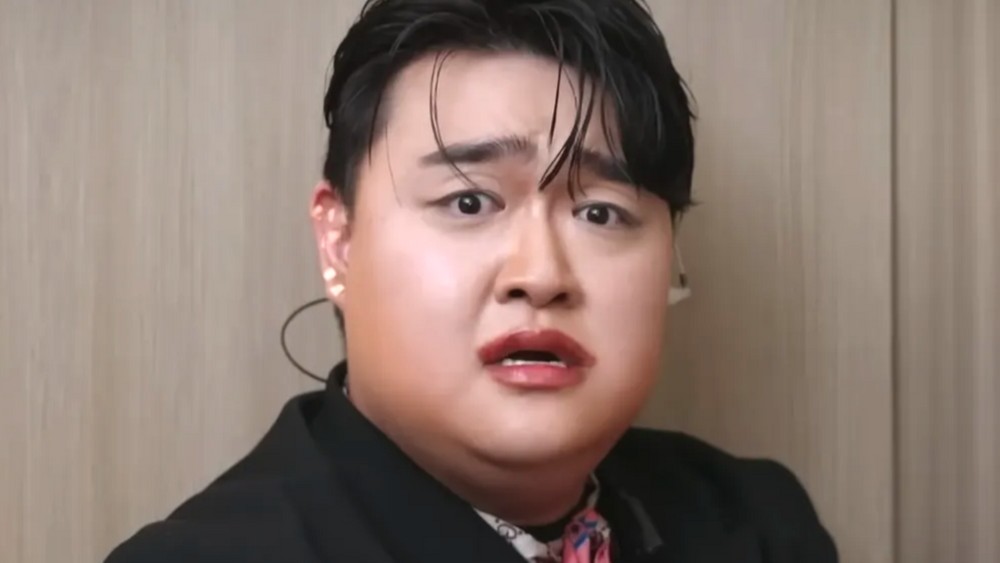 노란 수영복에 섹시한 몸매 어필하는 존예 처자