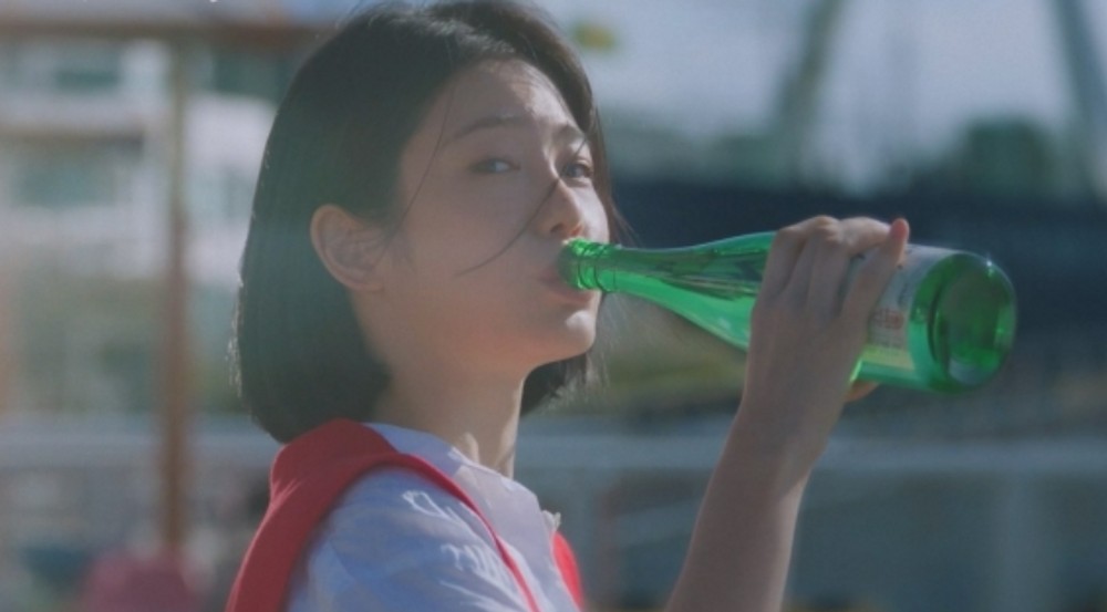 노란 수영복에 섹시한 몸매 어필하는 존예 처자