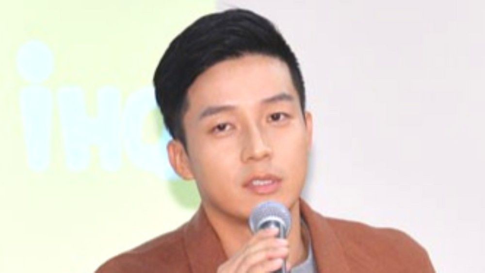 노란 수영복에 섹시한 몸매 어필하는 존예 처자