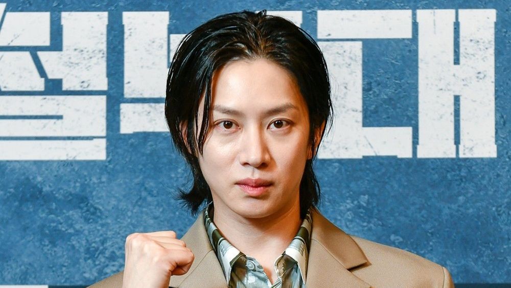 노란 수영복에 섹시한 몸매 어필하는 존예 처자