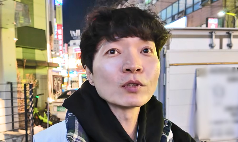 노란 수영복에 섹시한 몸매 어필하는 존예 처자