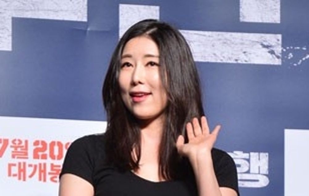 노란 수영복에 섹시한 몸매 어필하는 존예 처자