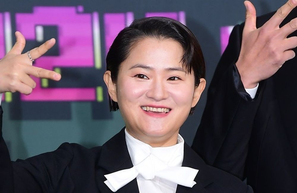 노란 수영복에 섹시한 몸매 어필하는 존예 처자