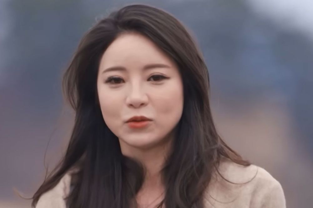노란 수영복에 섹시한 몸매 어필하는 존예 처자