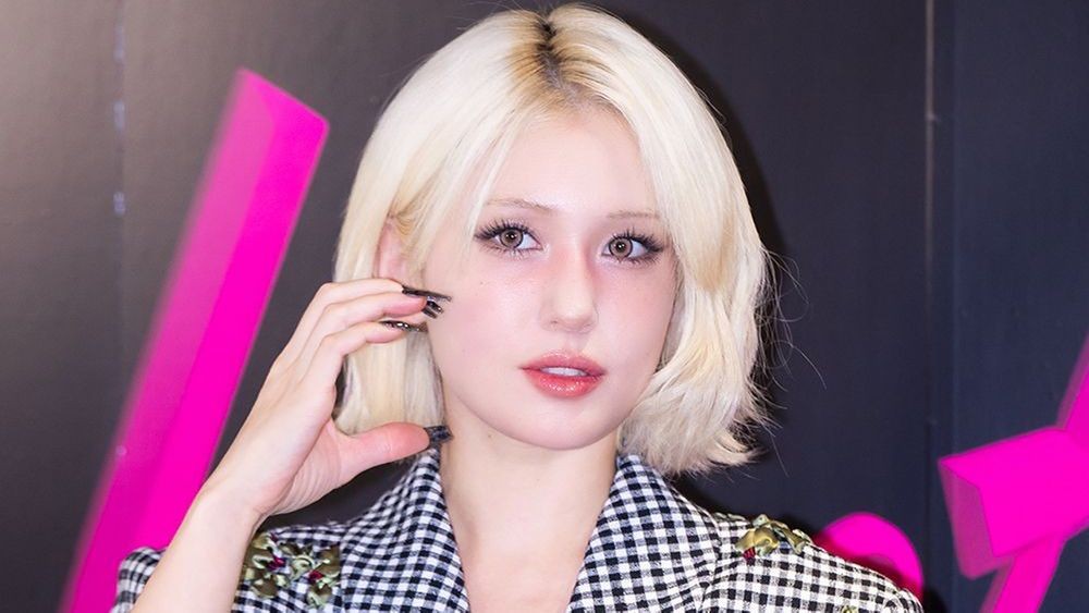 노란 수영복에 섹시한 몸매 어필하는 존예 처자
