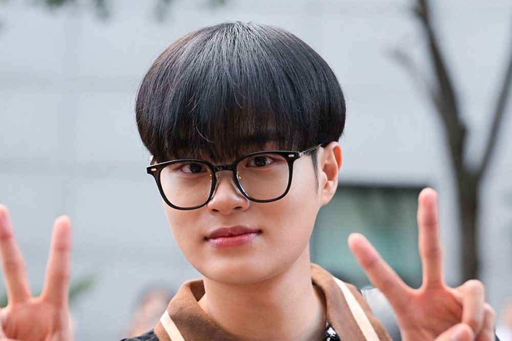 노란 수영복에 섹시한 몸매 어필하는 존예 처자