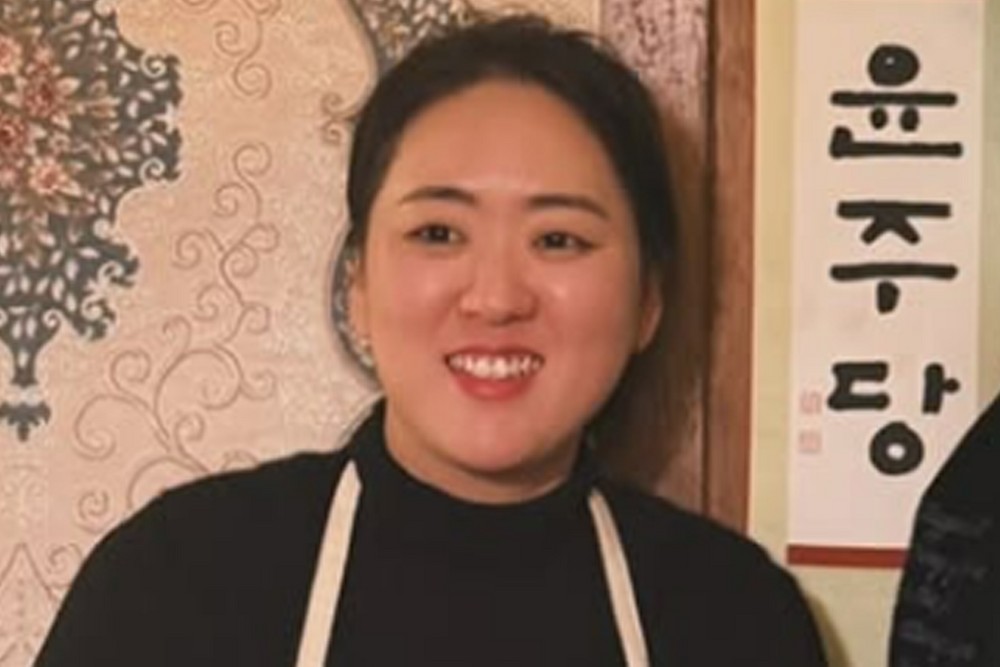노란 수영복에 섹시한 몸매 어필하는 존예 처자