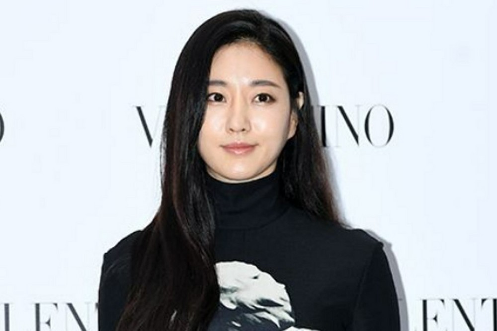 노란 수영복에 섹시한 몸매 어필하는 존예 처자