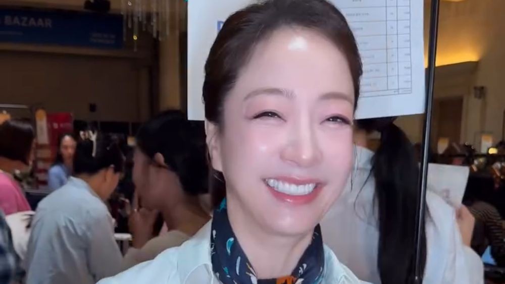 노란 수영복에 섹시한 몸매 어필하는 존예 처자