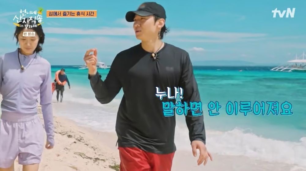 노란 수영복에 섹시한 몸매 어필하는 존예 처자