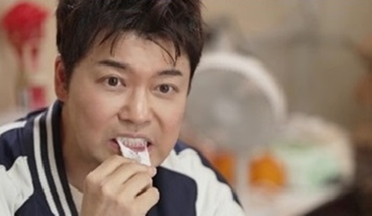 노란 수영복에 섹시한 몸매 어필하는 존예 처자