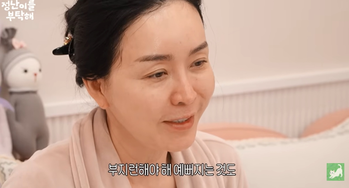 노란 수영복에 섹시한 몸매 어필하는 존예 처자