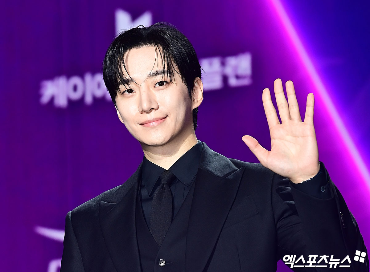 노란 수영복에 섹시한 몸매 어필하는 존예 처자