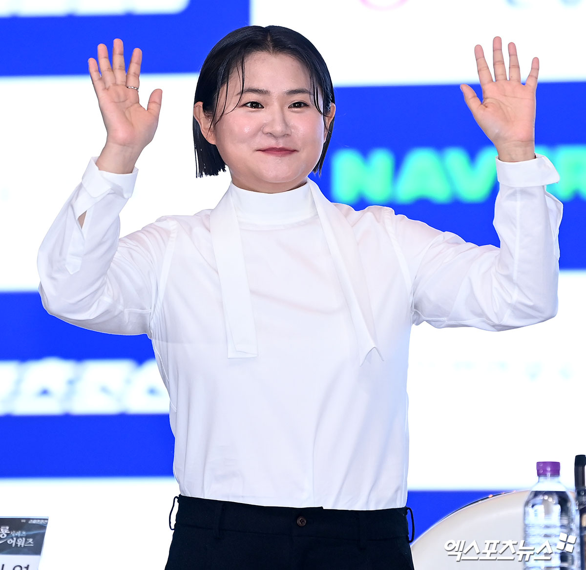 노란 수영복에 섹시한 몸매 어필하는 존예 처자