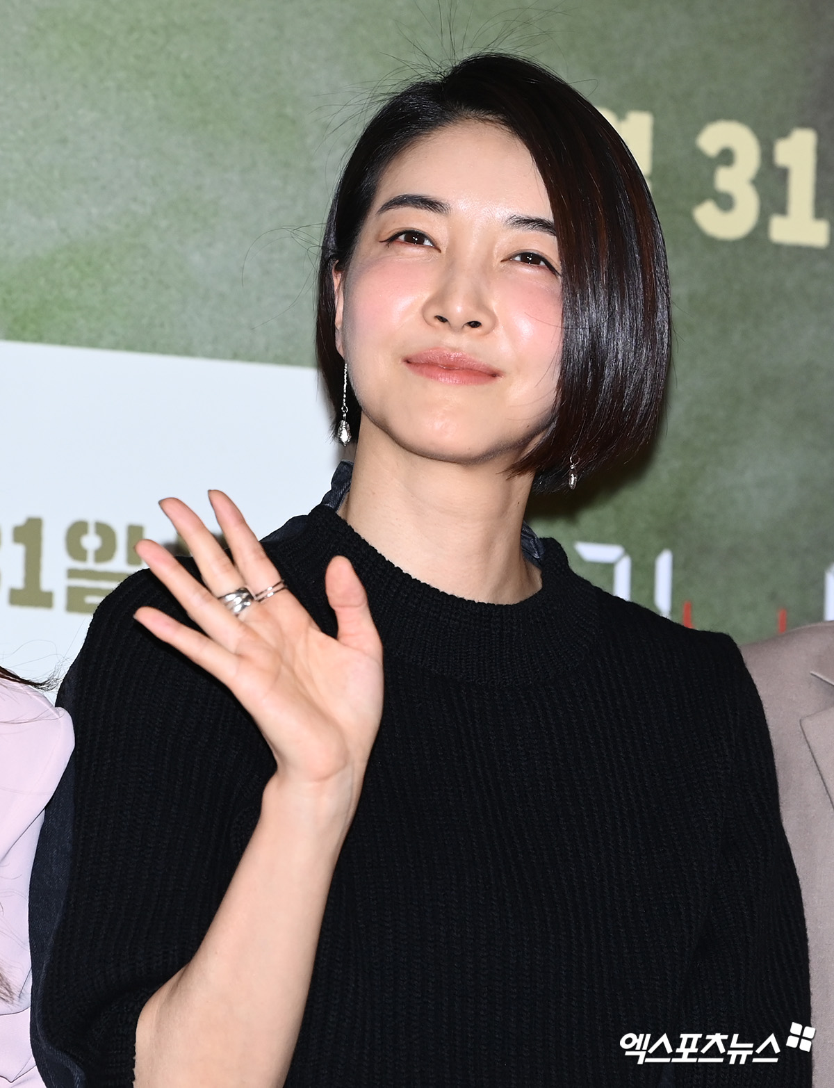 노란 수영복에 섹시한 몸매 어필하는 존예 처자