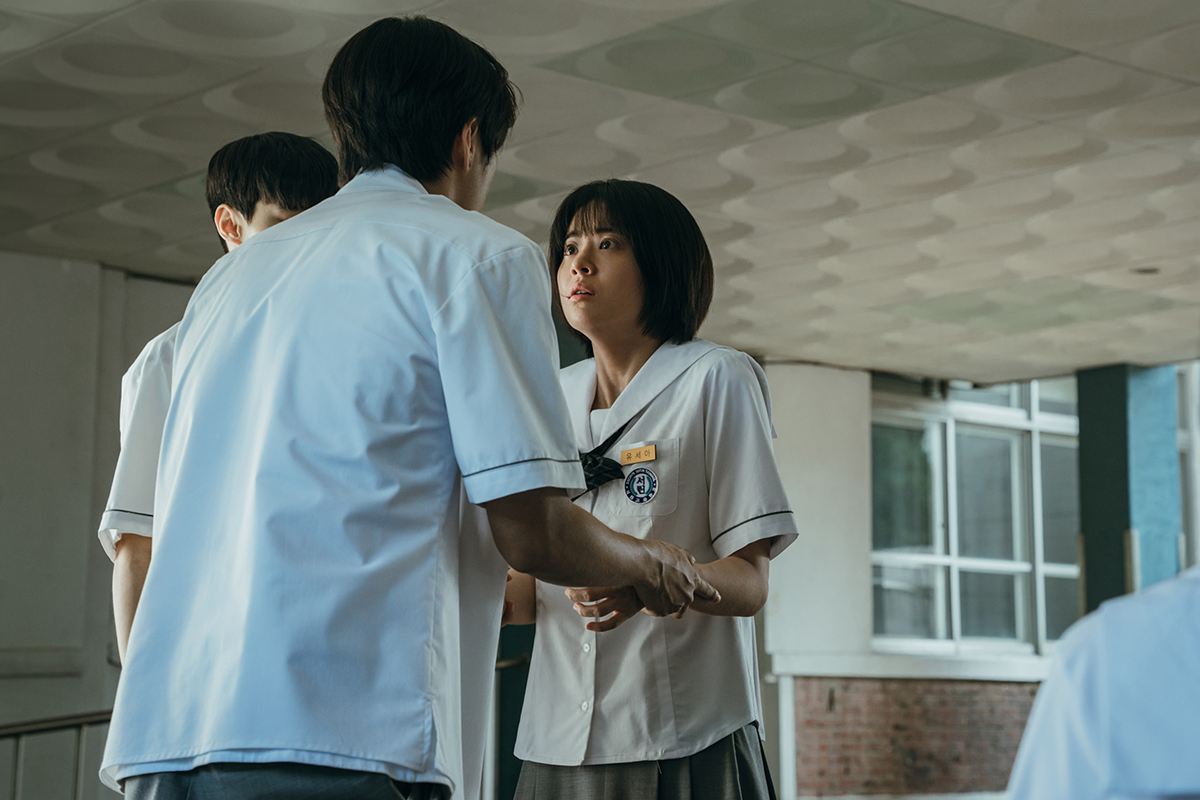 노란 수영복에 섹시한 몸매 어필하는 존예 처자