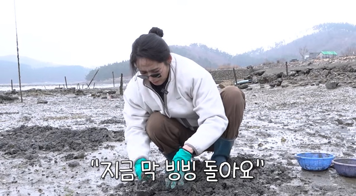 노란 수영복에 섹시한 몸매 어필하는 존예 처자