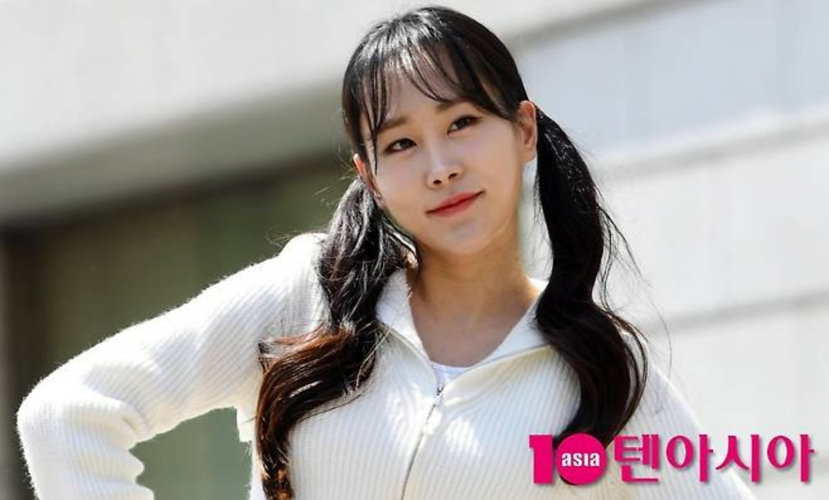 노란 수영복에 섹시한 몸매 어필하는 존예 처자