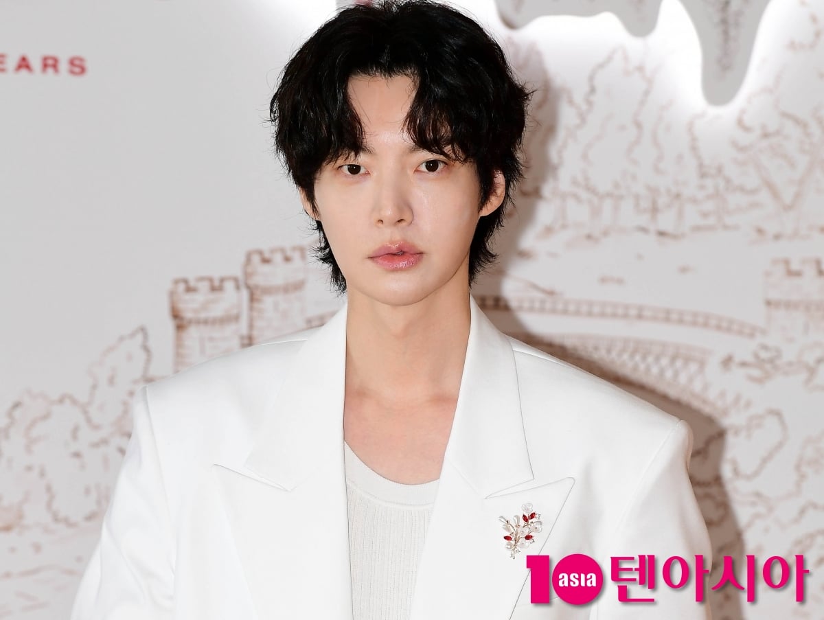 노란 수영복에 섹시한 몸매 어필하는 존예 처자