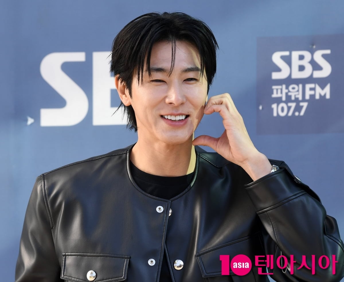 노란 수영복에 섹시한 몸매 어필하는 존예 처자