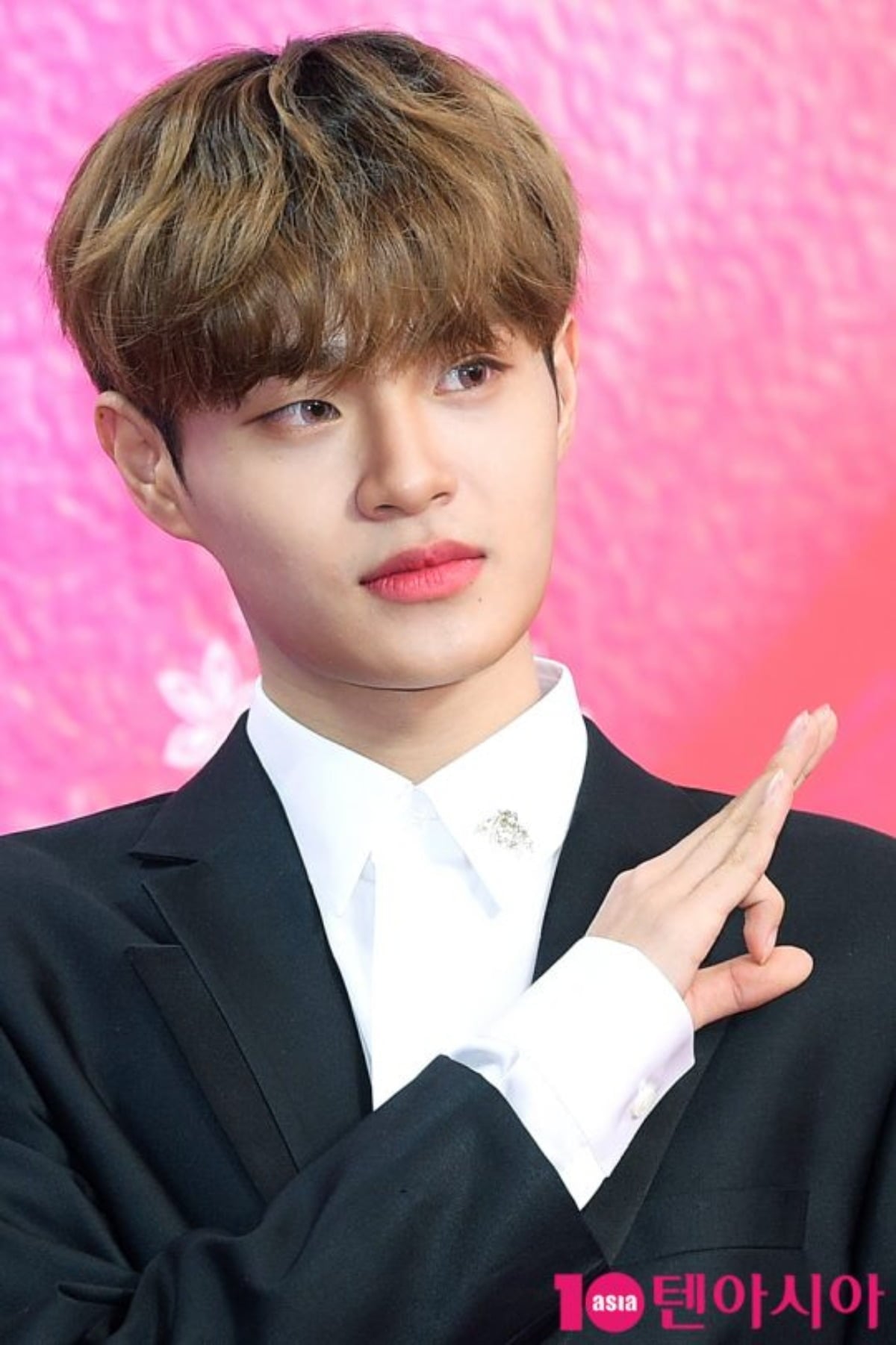 노란 수영복에 섹시한 몸매 어필하는 존예 처자