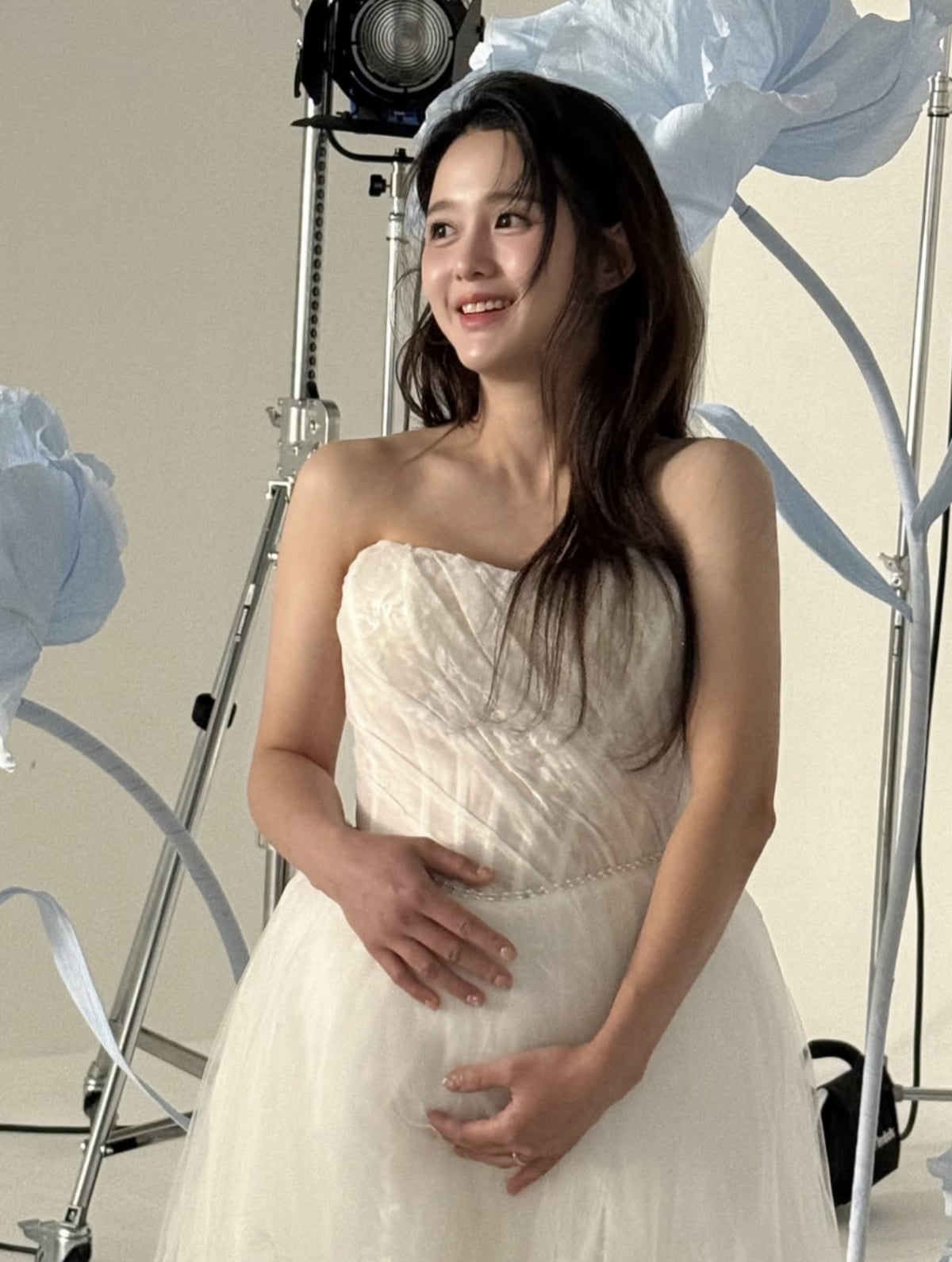 노란 수영복에 섹시한 몸매 어필하는 존예 처자