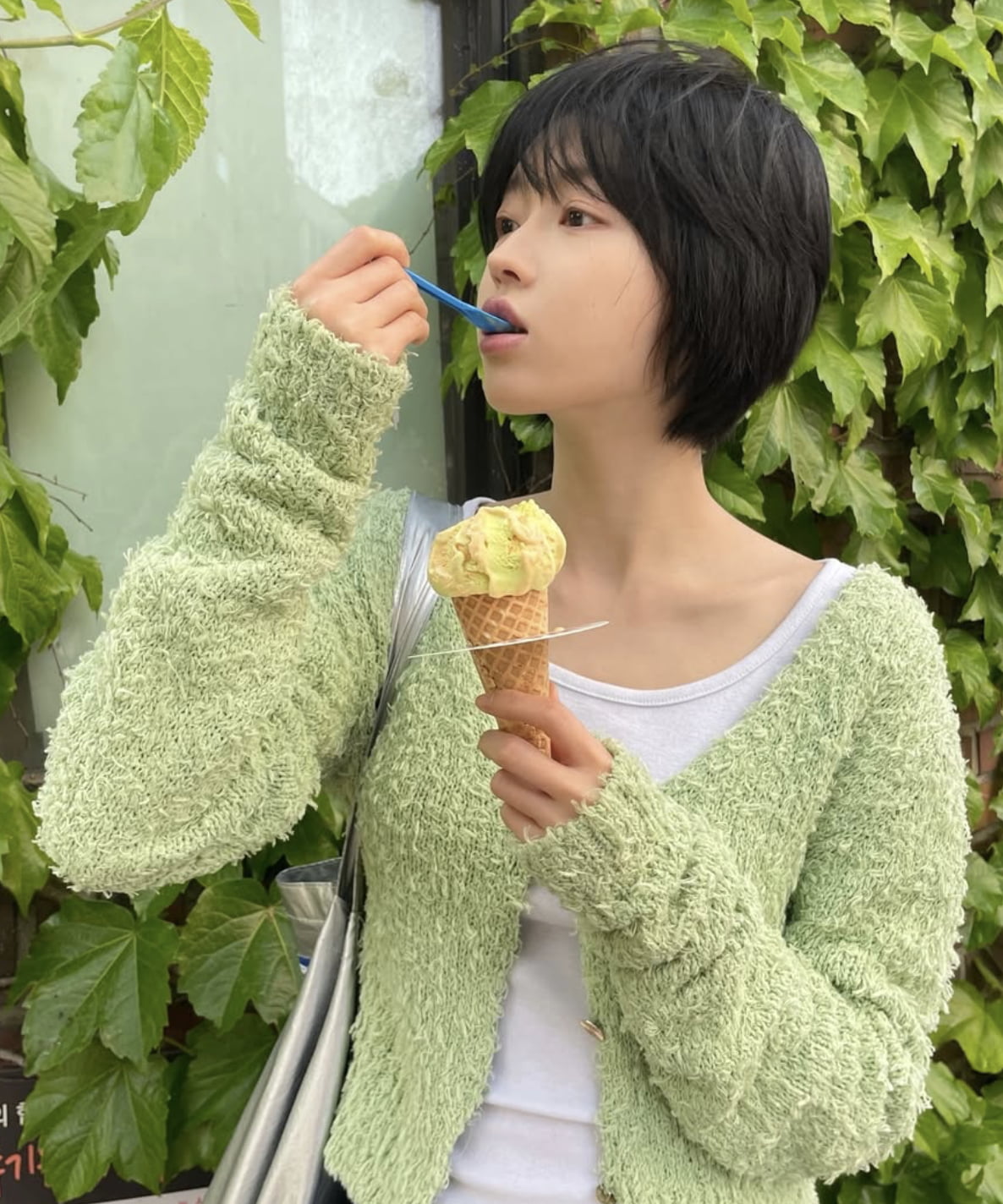 노란 수영복에 섹시한 몸매 어필하는 존예 처자