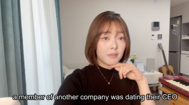 노란 수영복에 섹시한 몸매 어필하는 존예 처자