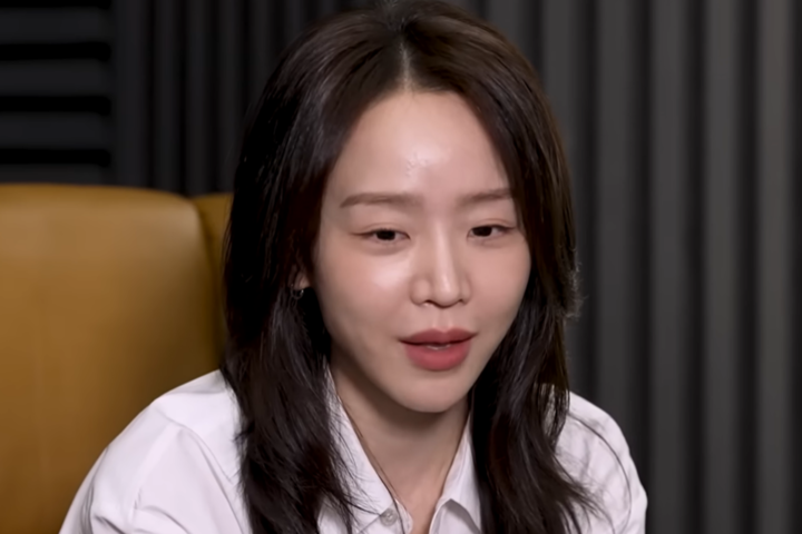 노란 수영복에 섹시한 몸매 어필하는 존예 처자