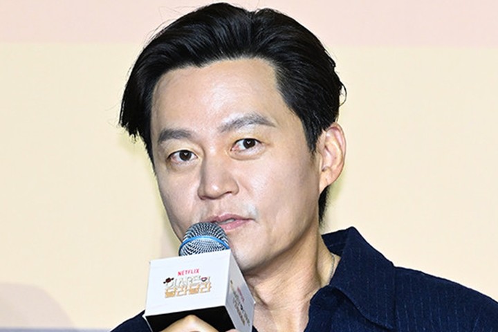 노란 수영복에 섹시한 몸매 어필하는 존예 처자