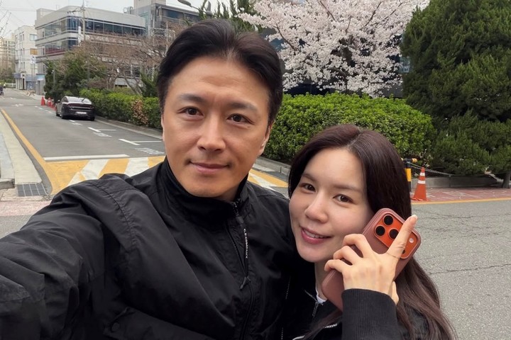 노란 수영복에 섹시한 몸매 어필하는 존예 처자