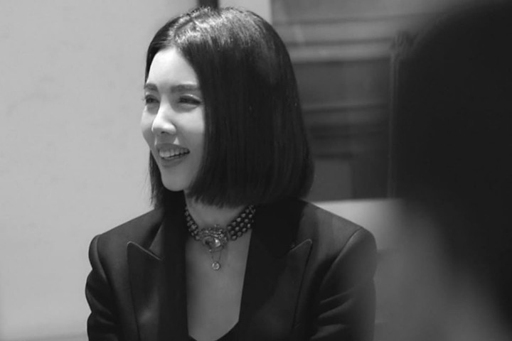 노란 수영복에 섹시한 몸매 어필하는 존예 처자