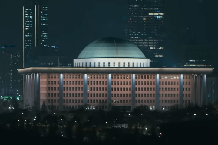 노란 수영복에 섹시한 몸매 어필하는 존예 처자