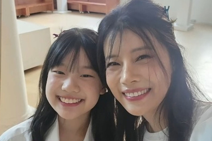 노란 수영복에 섹시한 몸매 어필하는 존예 처자