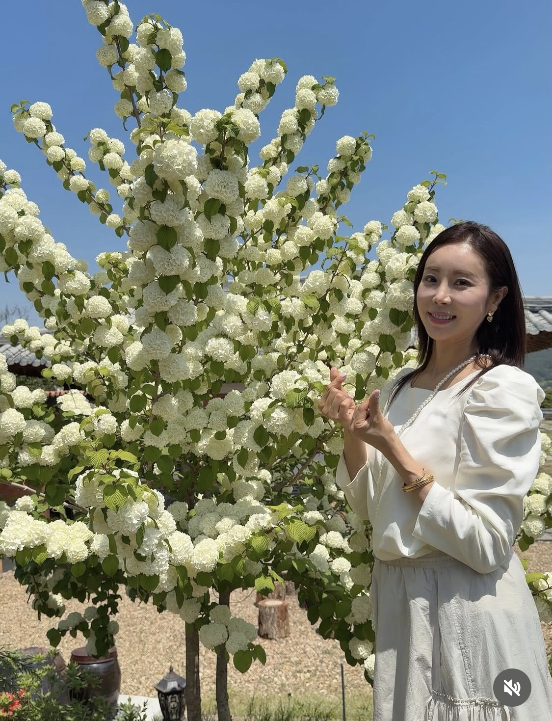노란 수영복에 섹시한 몸매 어필하는 존예 처자