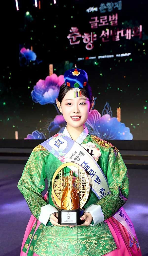 노란 수영복에 섹시한 몸매 어필하는 존예 처자