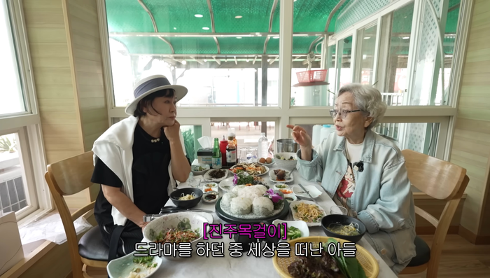 노란 수영복에 섹시한 몸매 어필하는 존예 처자