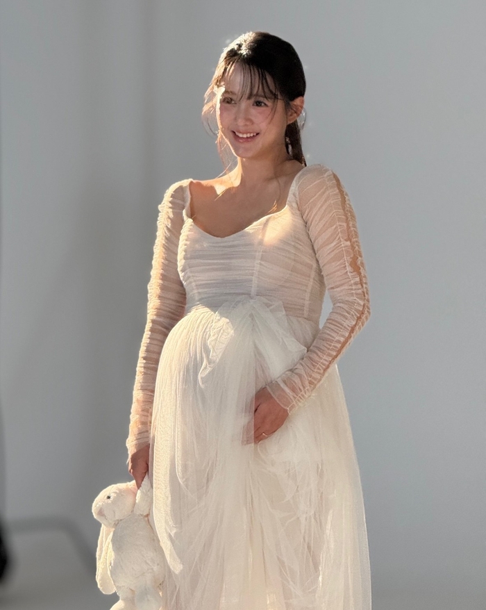 노란 수영복에 섹시한 몸매 어필하는 존예 처자