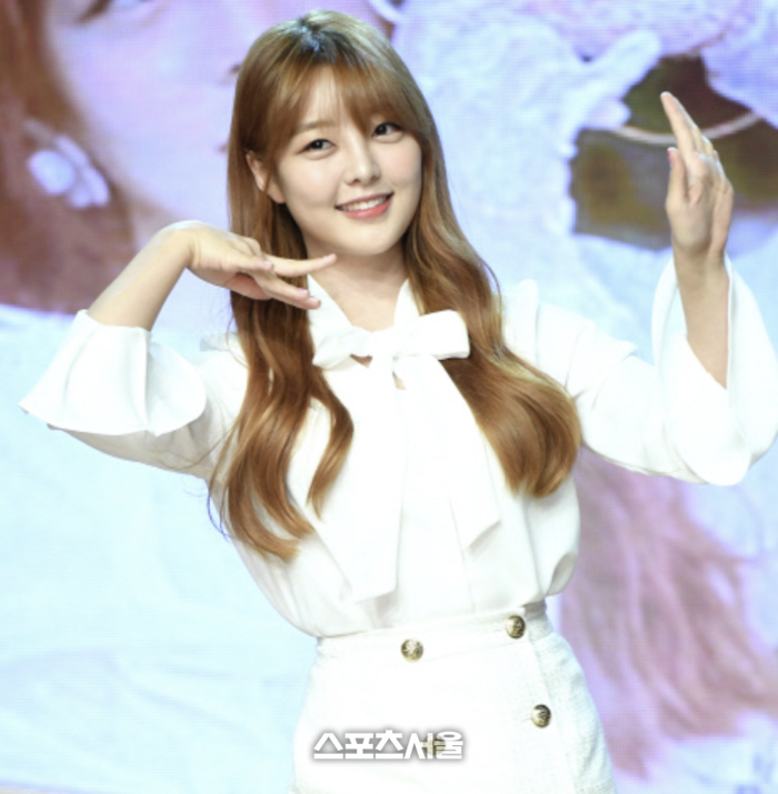 노란 수영복에 섹시한 몸매 어필하는 존예 처자