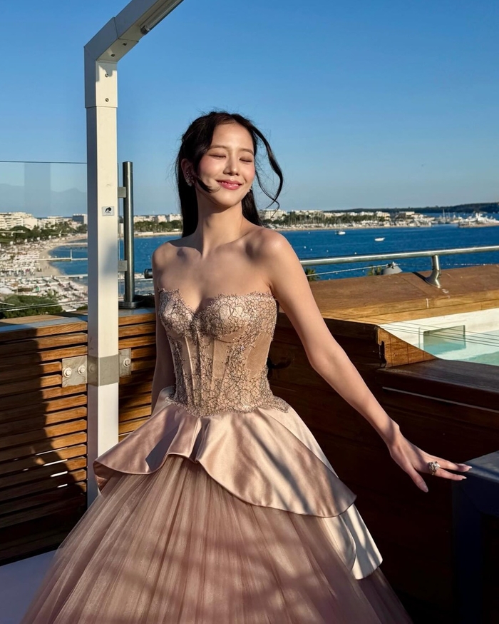 노란 수영복에 섹시한 몸매 어필하는 존예 처자